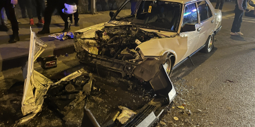 TRAFİKTE MAGANDA DEHŞETİ: 3 ARACA ÇARPTI, KAÇARKEN KAZA YAPTI KAZADA KAPUTU PARÇALANAN TOFAŞ'IN MOTORU GÜN YÜZÜNE ÇIKTI