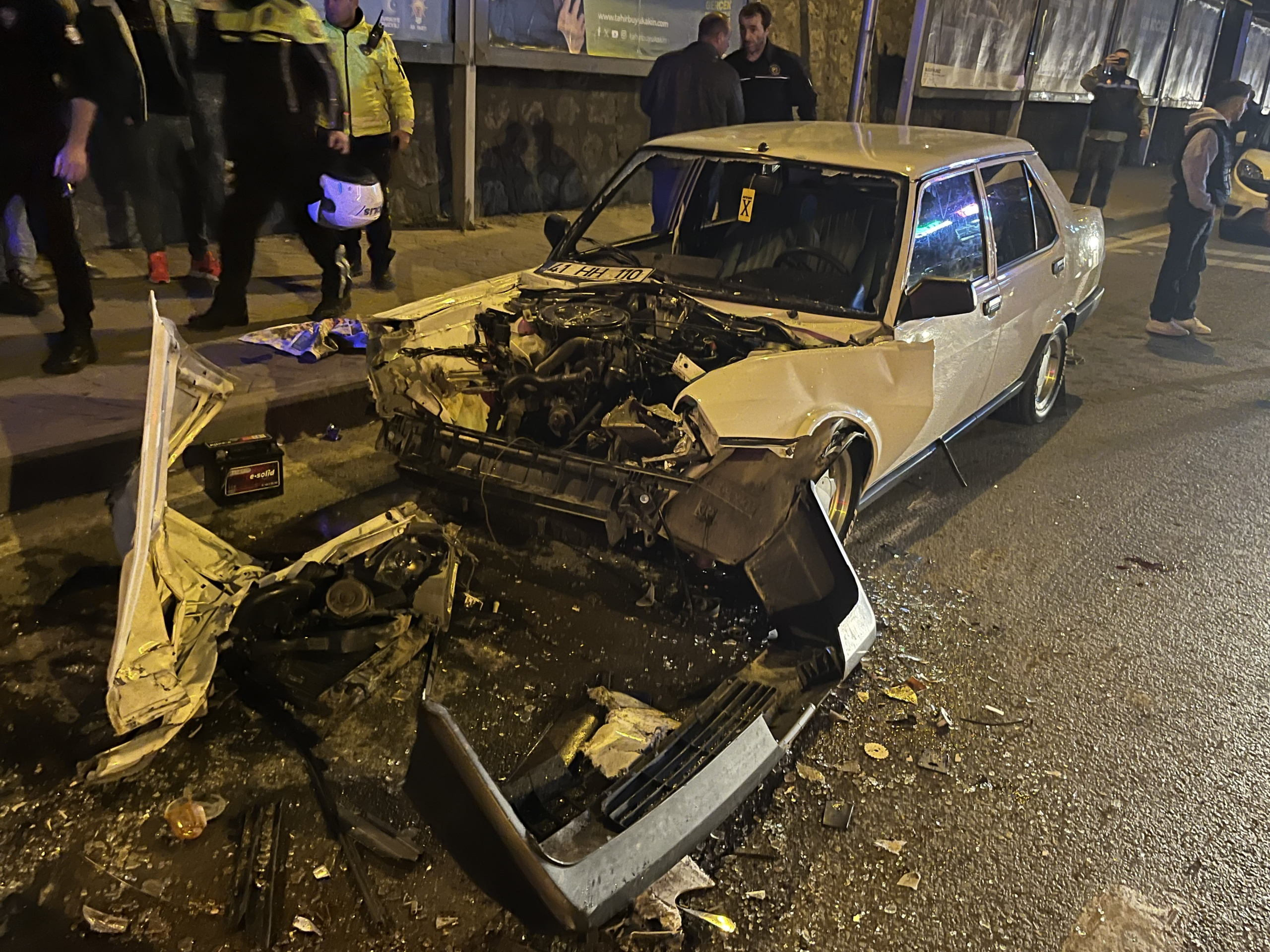 TRAFİKTE MAGANDA DEHŞETİ: 3 ARACA ÇARPTI, KAÇARKEN KAZA YAPTI KAZADA KAPUTU PARÇALANAN TOFAŞ'IN MOTORU GÜN YÜZÜNE ÇIKTI