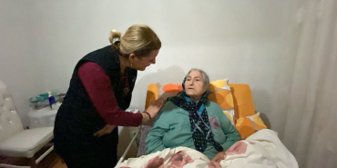 VATANDAŞIN TALEBİ GERİ ÇEVRİLMEDİ: EVLERİNİN GİRİŞİNE ENGELLİ RAMPASI YAPILDI