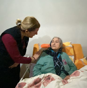 VATANDAŞIN TALEBİ GERİ ÇEVRİLMEDİ: EVLERİNİN GİRİŞİNE ENGELLİ RAMPASI YAPILDI