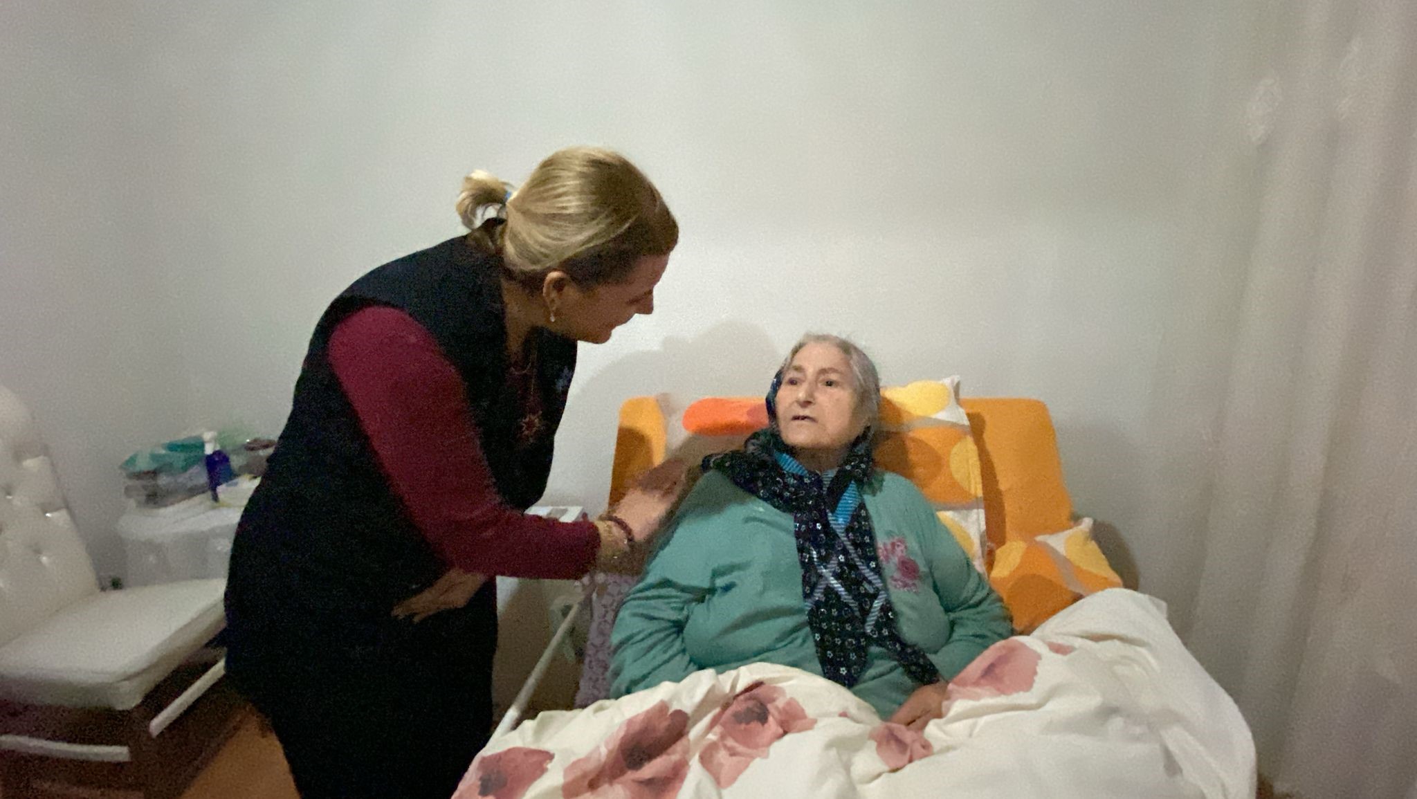 VATANDAŞIN TALEBİ GERİ ÇEVRİLMEDİ: EVLERİNİN GİRİŞİNE ENGELLİ RAMPASI YAPILDI