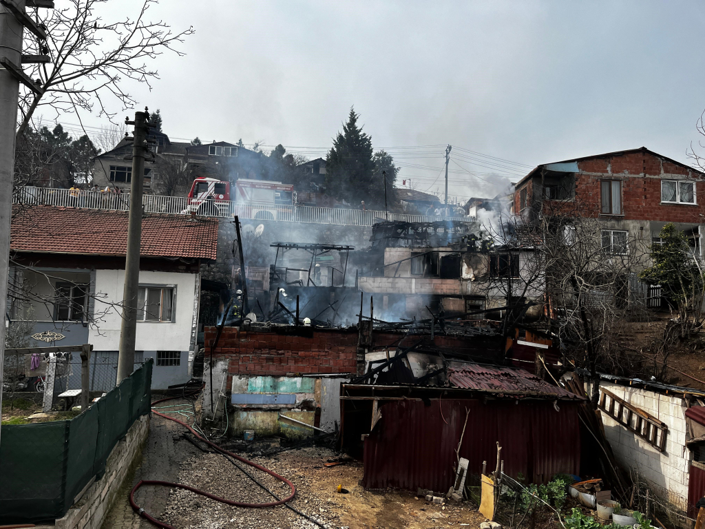 YANGIN FACİASI: BABA VE OĞLUNUN EVLERİ KÜLE DÖNDÜ