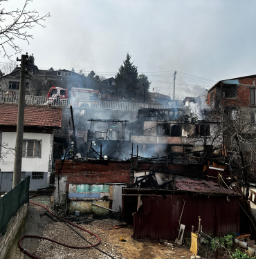 YANGIN FACİASI: BABA VE OĞLUNUN EVLERİ KÜLE DÖNDÜ