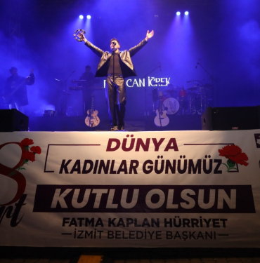 3’üncü İzmit Geleneksel Kadın Festivali’nde Emir Can İğrek rüzgarı