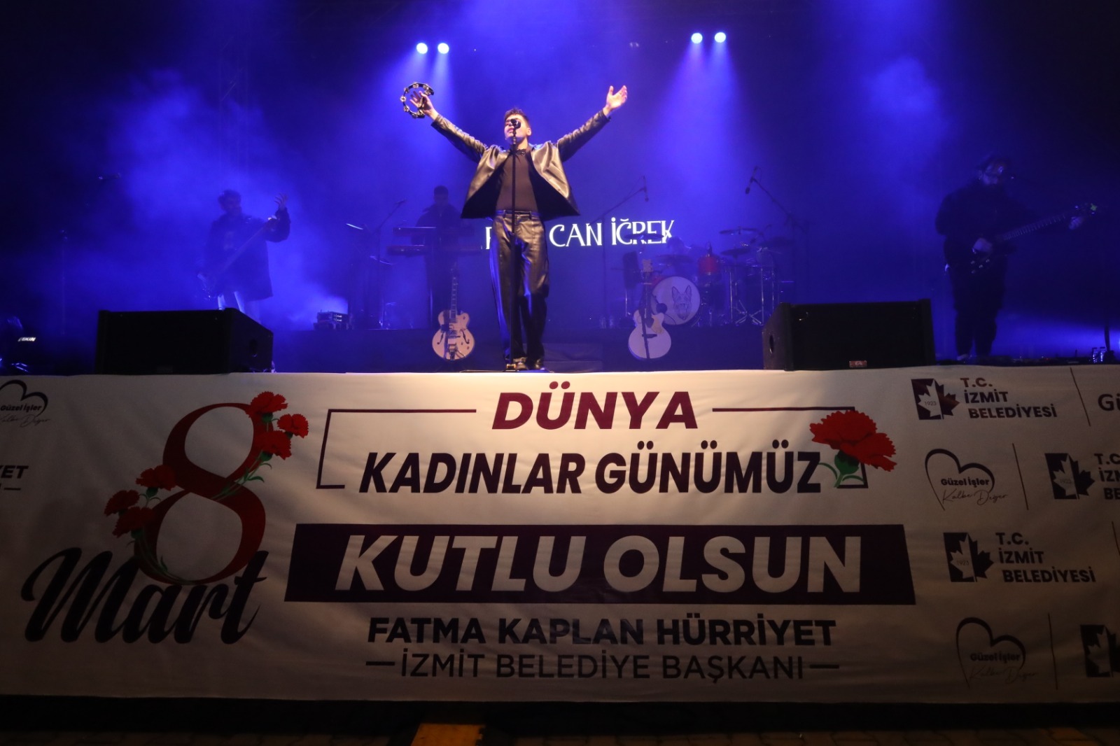 3’üncü İzmit Geleneksel Kadın Festivali’nde Emir Can İğrek rüzgarı
