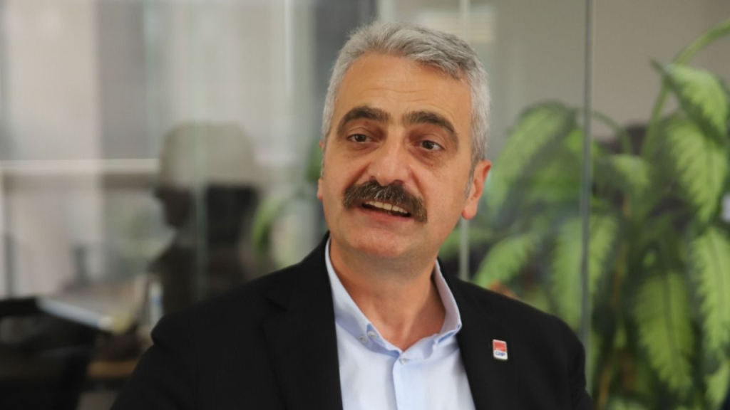 Atasoy Bilgin “İzmit’te vatandaşa yumruk atan zihniyet, Soma’da madenciyi tekmeleyen zihniyetin uzantısıdır. “