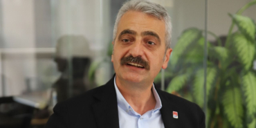 Atasoy Bilgin “İzmit’te vatandaşa yumruk atan zihniyet, Soma’da madenciyi tekmeleyen zihniyetin uzantısıdır. “
