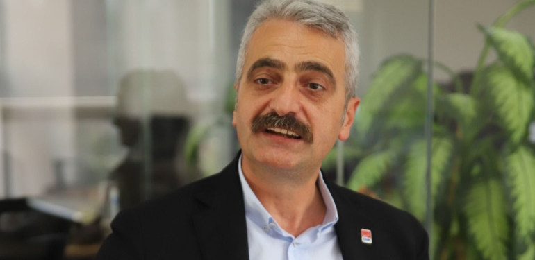 Atasoy Bilgin “İzmit’te vatandaşa yumruk atan zihniyet, Soma’da madenciyi tekmeleyen zihniyetin uzantısıdır. “
