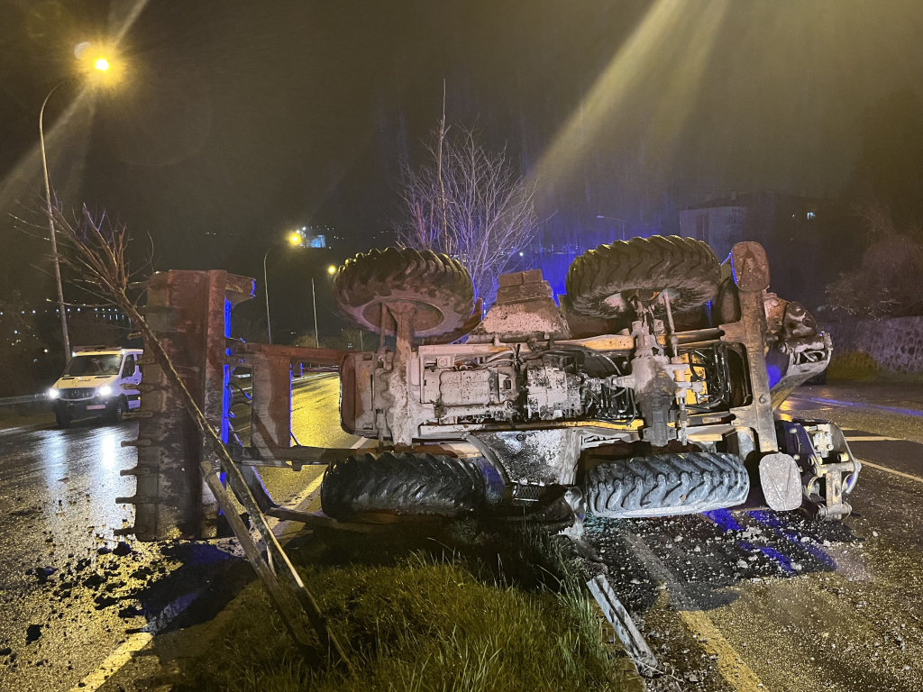 BARİYERE ÇARPAN İŞ MAKİNESİ REFÜJE DEVRİLDİ: 2 YARALI YAĞMUR KAZAYI BERABERİNDE GETİRDİ