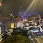 BARİYERE ÇARPAN İŞ MAKİNESİ REFÜJE DEVRİLDİ: 2 YARALI YAĞMUR KAZAYI BERABERİNDE GETİRDİ