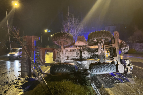 BARİYERE ÇARPAN İŞ MAKİNESİ REFÜJE DEVRİLDİ: 2 YARALI YAĞMUR KAZAYI BERABERİNDE GETİRDİ