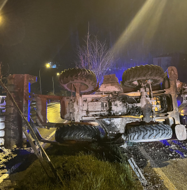 BARİYERE ÇARPAN İŞ MAKİNESİ REFÜJE DEVRİLDİ: 2 YARALI YAĞMUR KAZAYI BERABERİNDE GETİRDİ
