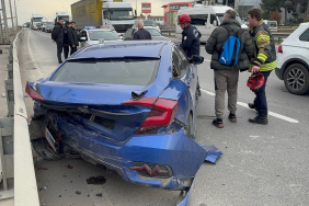 ÇARPIŞAN OTOMOBİLLERDEN BİRİ BARİYERE VURDU: 2 YARALI