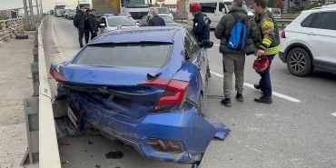 ÇARPIŞAN OTOMOBİLLERDEN BİRİ BARİYERE VURDU: 2 YARALI