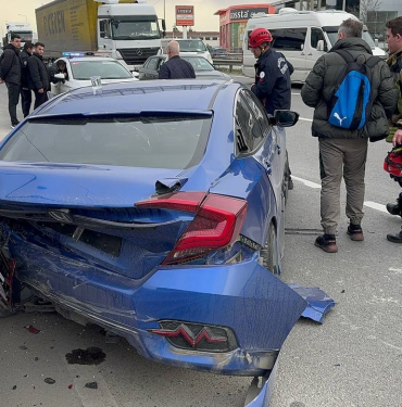 ÇARPIŞAN OTOMOBİLLERDEN BİRİ BARİYERE VURDU: 2 YARALI