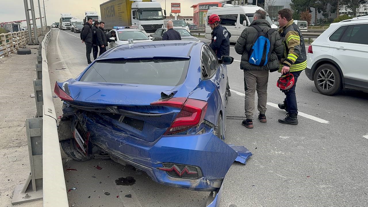 ÇARPIŞAN OTOMOBİLLERDEN BİRİ BARİYERE VURDU: 2 YARALI