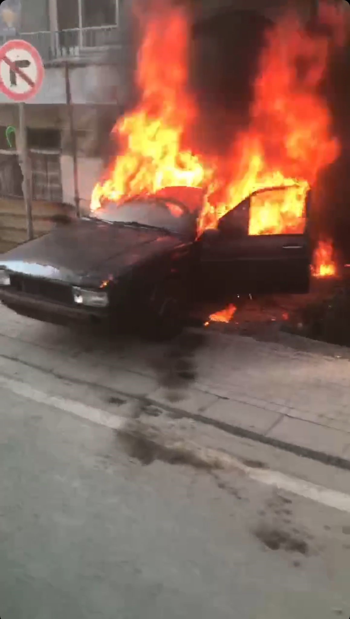 OTOMOBİLİNİ ATEŞE VERDİ