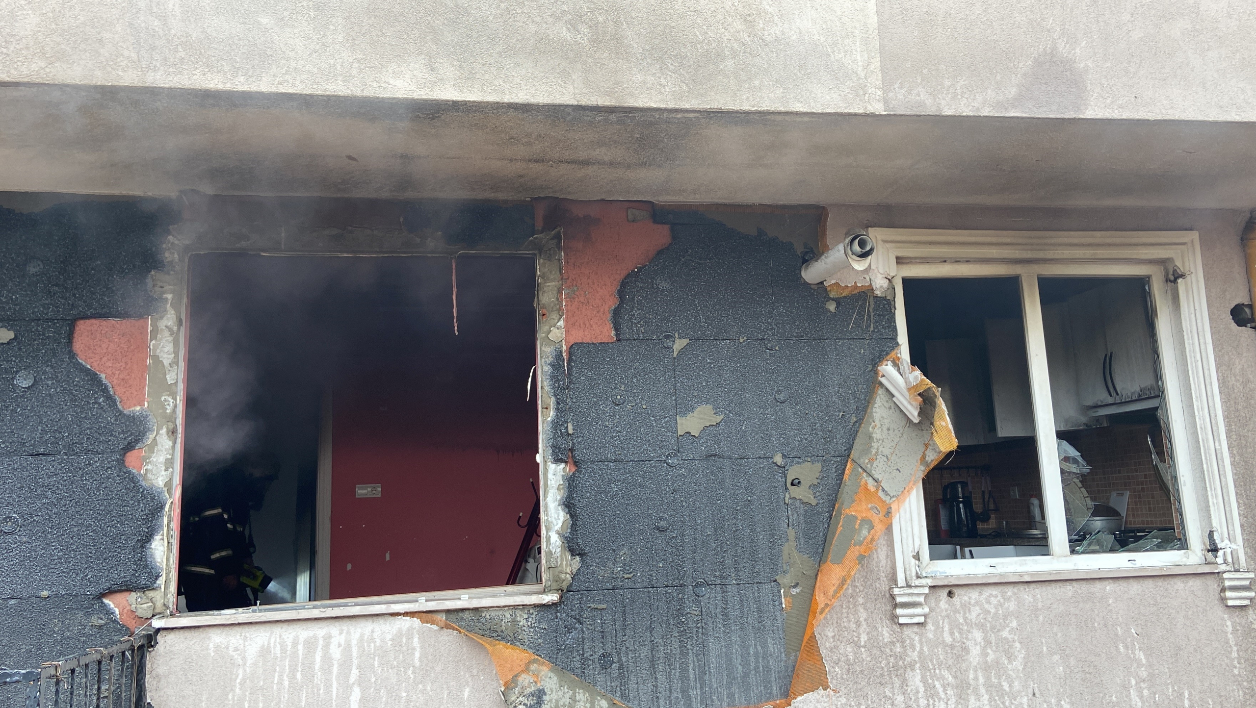 DOĞAL GAZ BOMBA GİBİ PATLADI ORTALIK SAVAŞ ALANINA DÖNDÜ : 3 KİŞİ DUMANDAN ETKİLENDİ, 1 KİŞİ YARALANDI