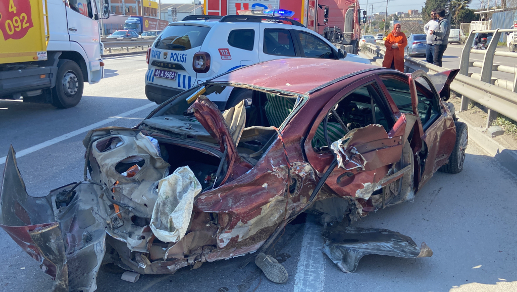 DİNGİLİ KOPAN ARAÇTAN YOLA FIRLADI, BAŞKA BİR OTOMOBİL ÜZERİNDEN GEÇTİ TIR İLE ÇARPIŞAN OTOMOBİLİN KAĞIT GİBİ EZİLDİĞİ KAZADA 1 KİŞİ ÖLDÜ, 3 KİŞİ YARALANDI