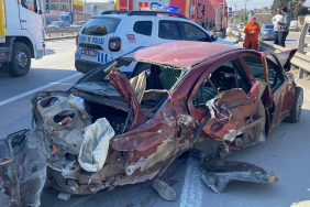 DİNGİLİ KOPAN ARAÇTAN YOLA FIRLADI, BAŞKA BİR OTOMOBİL ÜZERİNDEN GEÇTİ TIR İLE ÇARPIŞAN OTOMOBİLİN KAĞIT GİBİ EZİLDİĞİ KAZADA 1 KİŞİ ÖLDÜ, 3 KİŞİ YARALANDI