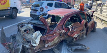 DİNGİLİ KOPAN ARAÇTAN YOLA FIRLADI, BAŞKA BİR OTOMOBİL ÜZERİNDEN GEÇTİ TIR İLE ÇARPIŞAN OTOMOBİLİN KAĞIT GİBİ EZİLDİĞİ KAZADA 1 KİŞİ ÖLDÜ, 3 KİŞİ YARALANDI