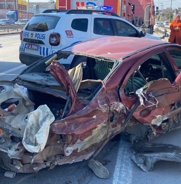 DİNGİLİ KOPAN ARAÇTAN YOLA FIRLADI, BAŞKA BİR OTOMOBİL ÜZERİNDEN GEÇTİ TIR İLE ÇARPIŞAN OTOMOBİLİN KAĞIT GİBİ EZİLDİĞİ KAZADA 1 KİŞİ ÖLDÜ, 3 KİŞİ YARALANDI