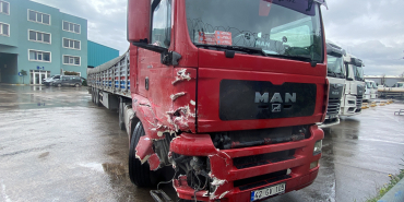 EL FRENİ ÇEKİLMEYEN TIR KAMYON SÜRÜCÜSÜNE ÇARPTI