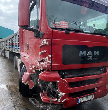 EL FRENİ ÇEKİLMEYEN TIR KAMYON SÜRÜCÜSÜNE ÇARPTI