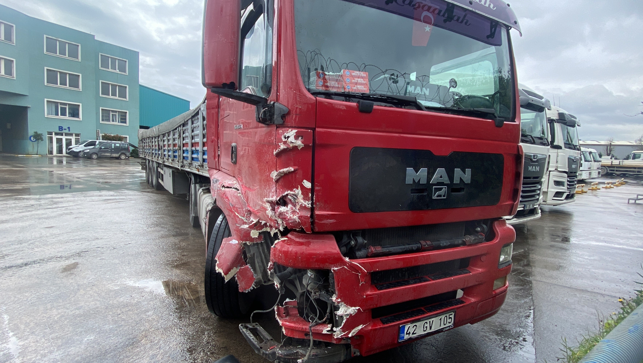 EL FRENİ ÇEKİLMEYEN TIR KAMYON SÜRÜCÜSÜNE ÇARPTI