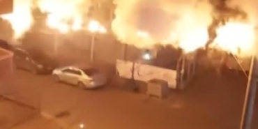ELEKTRİK KABLOLARI BOMA GİBİ PATLADI: 10 SOKAK KARANLIĞA GÖMÜLDÜ KOCAELİ'NİN ÇAYIROVA İLÇESİNDE TRAFODA ÇIKAN YANGIN ELEKTRİK KABLOLARINA SİRAYET ETTİ