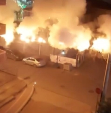 ELEKTRİK KABLOLARI BOMA GİBİ PATLADI: 10 SOKAK KARANLIĞA GÖMÜLDÜ KOCAELİ'NİN ÇAYIROVA İLÇESİNDE TRAFODA ÇIKAN YANGIN ELEKTRİK KABLOLARINA SİRAYET ETTİ