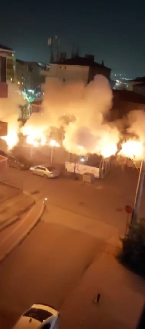 ELEKTRİK KABLOLARI BOMA GİBİ PATLADI: 10 SOKAK KARANLIĞA GÖMÜLDÜ KOCAELİ'NİN ÇAYIROVA İLÇESİNDE TRAFODA ÇIKAN YANGIN ELEKTRİK KABLOLARINA SİRAYET ETTİ