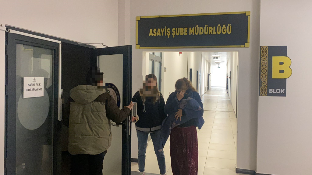 EVDEN 113 BİN TL'LİK ZİYNET EŞYA ÇALAN KADINA EV HAPSİ