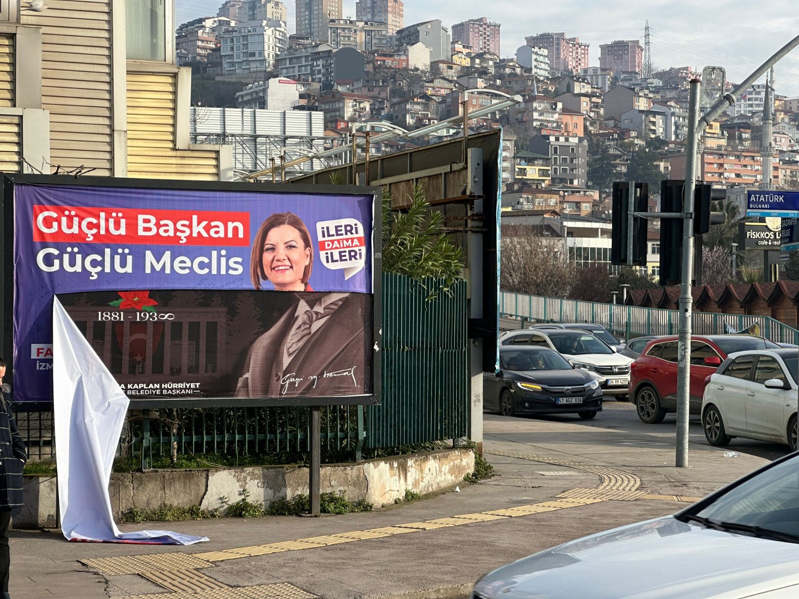 Fatma Kaplan Hürriyet' in afişine çirkin saldırı