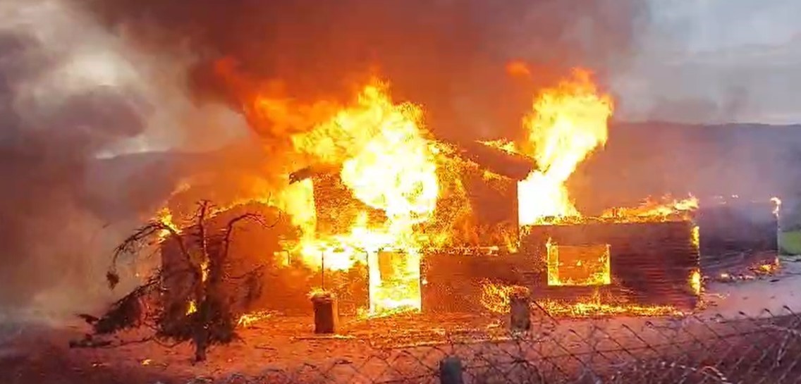 AHŞAP EV ALEV TOPUNA DÖNDÜ