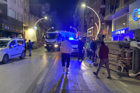 DURAKLAYAN ARACA ÇARPIP DEVRİLDİ: O ANLAR KAMERADA HAFİF TİCARİ ARAÇ BAŞKA BİR ARACA ÇARPIP DEVRİLDİ: 1 YARALI