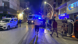 DURAKLAYAN ARACA ÇARPIP DEVRİLDİ: O ANLAR KAMERADA HAFİF TİCARİ ARAÇ BAŞKA BİR ARACA ÇARPIP DEVRİLDİ: 1 YARALI