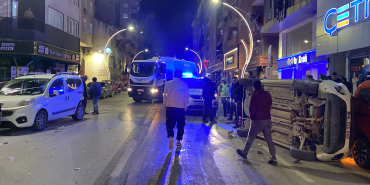 DURAKLAYAN ARACA ÇARPIP DEVRİLDİ: O ANLAR KAMERADA HAFİF TİCARİ ARAÇ BAŞKA BİR ARACA ÇARPIP DEVRİLDİ: 1 YARALI