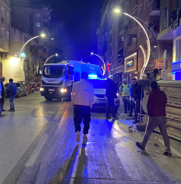 DURAKLAYAN ARACA ÇARPIP DEVRİLDİ: O ANLAR KAMERADA HAFİF TİCARİ ARAÇ BAŞKA BİR ARACA ÇARPIP DEVRİLDİ: 1 YARALI