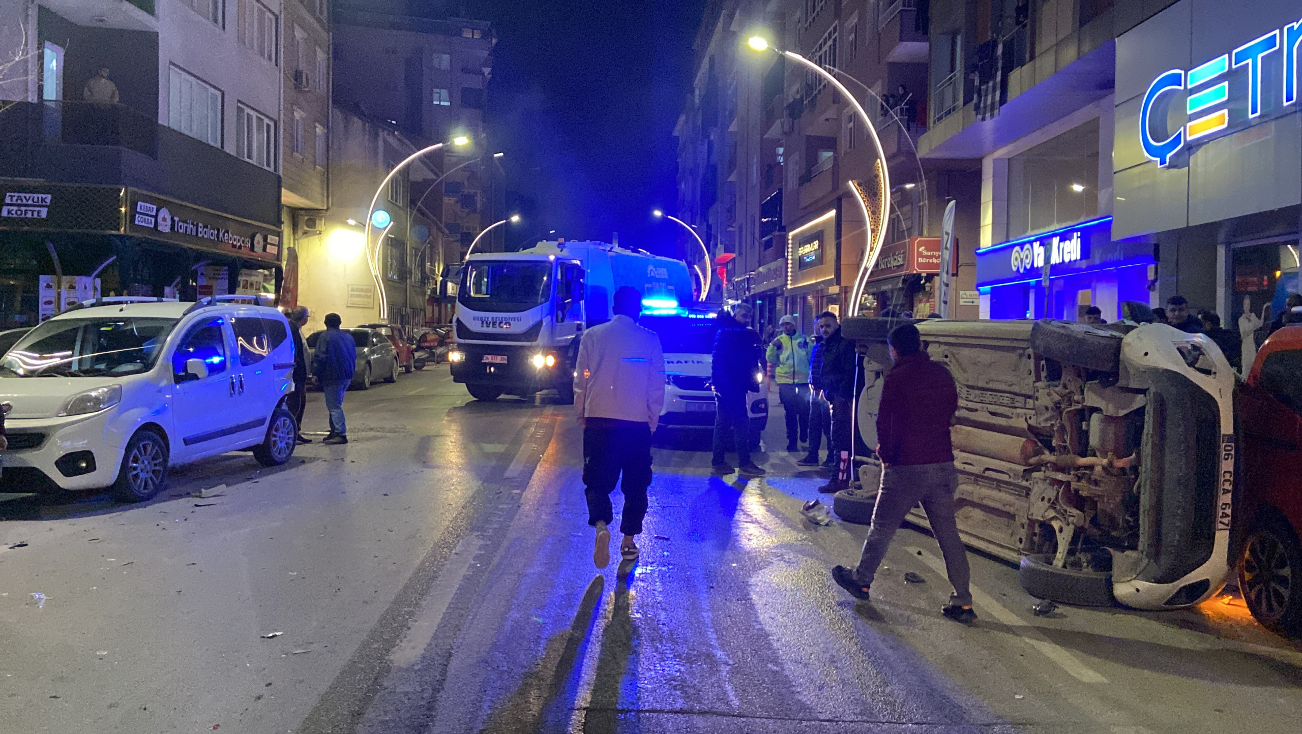 DURAKLAYAN ARACA ÇARPIP DEVRİLDİ: O ANLAR KAMERADA HAFİF TİCARİ ARAÇ BAŞKA BİR ARACA ÇARPIP DEVRİLDİ: 1 YARALI