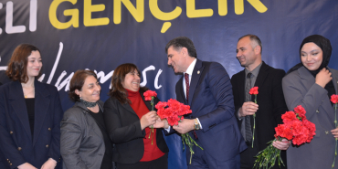 Gencay Yıldıztekin dur durak bilmiyor