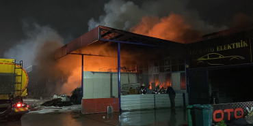 GERİ DÖNÜŞÜM DEPOSU VE 5 İŞ YERİNİN KÜLE DÖNDÜĞÜ YANGINDA 1 KİŞİ ÖLDÜ KOCAELİ VALİSİ SEDDAR YAVUZ: "BİR KİŞİ MAALESEF HAYATINI KAYBETMİŞTİR"
