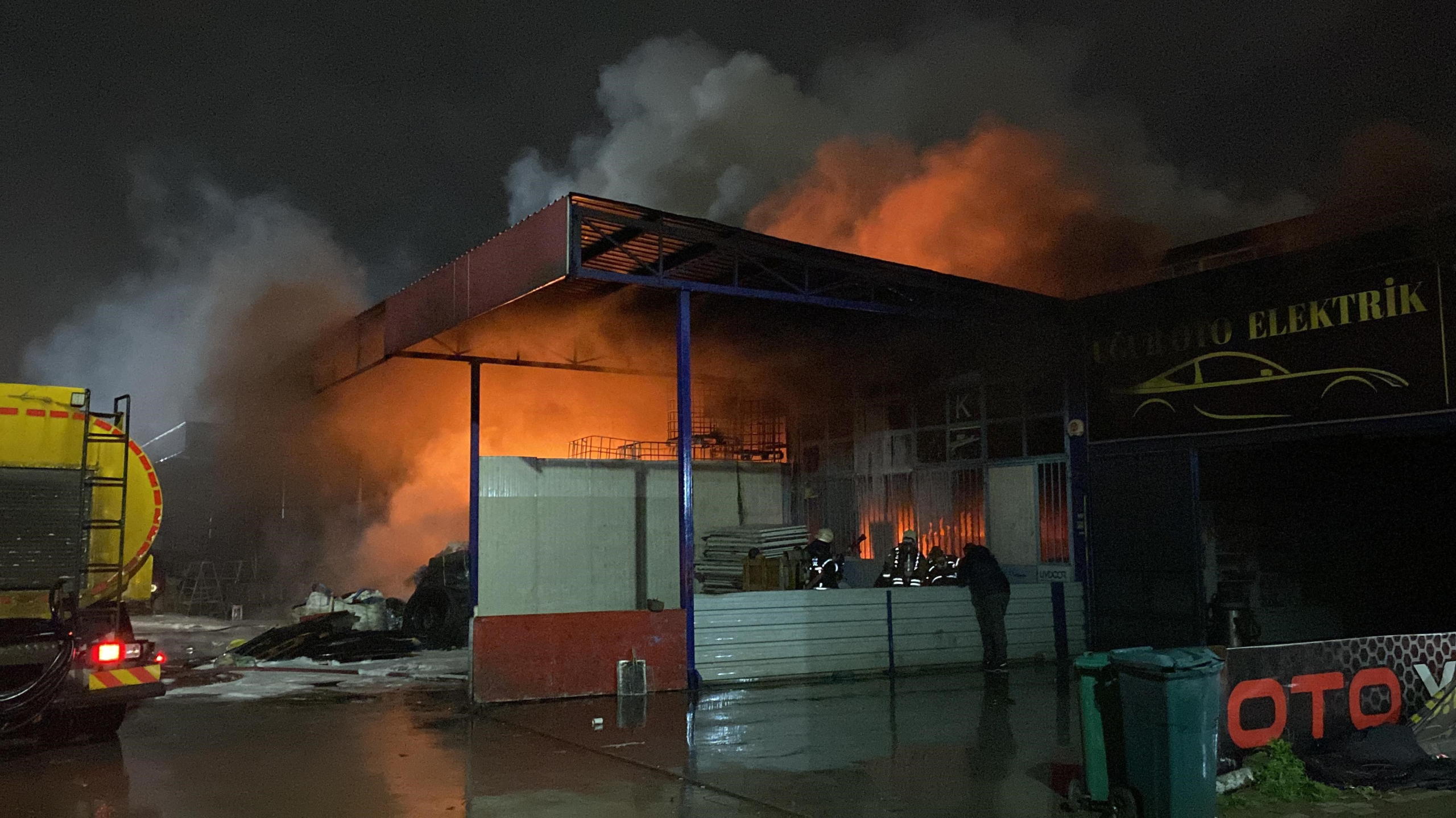 GERİ DÖNÜŞÜM DEPOSU VE 5 İŞ YERİNİN KÜLE DÖNDÜĞÜ YANGINDA 1 KİŞİ ÖLDÜ KOCAELİ VALİSİ SEDDAR YAVUZ: "BİR KİŞİ MAALESEF HAYATINI KAYBETMİŞTİR"