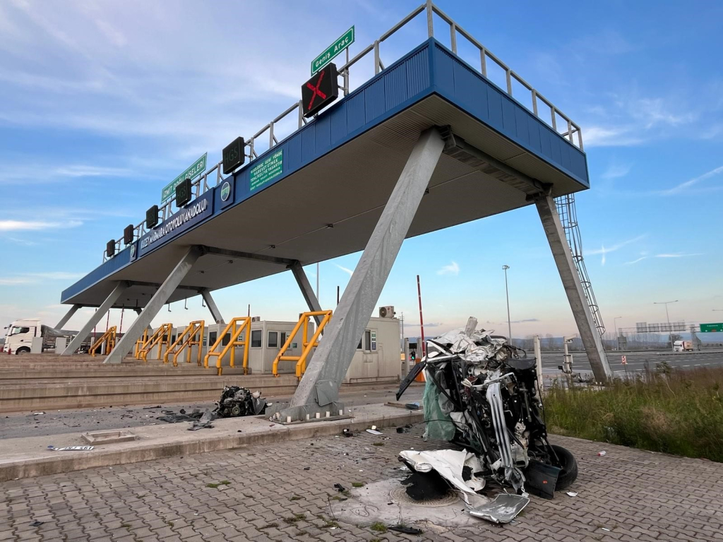 Gişeye çarpıp motoru fırlayan otomobilin sürücüsü hayatını kaybetti