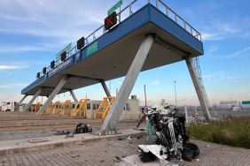 Gişeye çarpıp motoru fırlayan otomobilin sürücüsü hayatını kaybetti