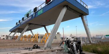 Gişeye çarpıp motoru fırlayan otomobilin sürücüsü hayatını kaybetti