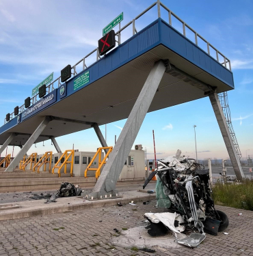 Gişeye çarpıp motoru fırlayan otomobilin sürücüsü hayatını kaybetti