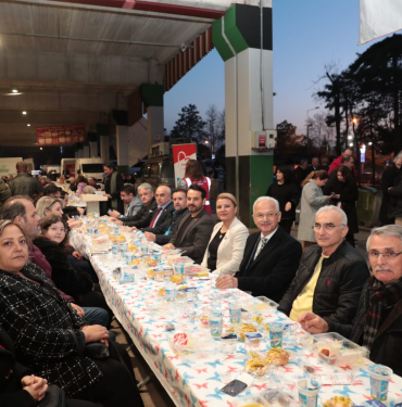 Hürriyet, ilk iftarı İzmitlilerle birlikte yaptı