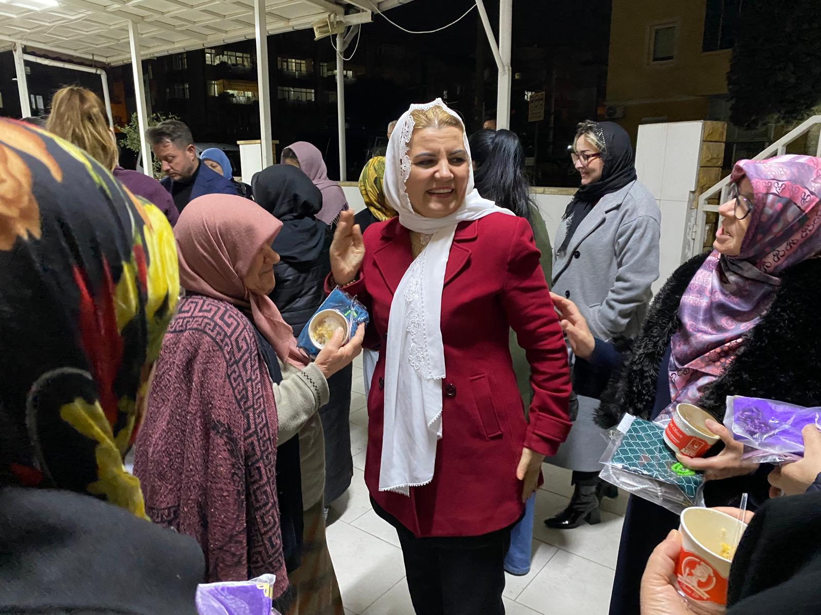 Hürriyet teravih sonrası Şirinevler Camii’nde cemaat ile buluştu