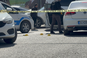 OTOMOBİLDE ÖLDÜRÜLMÜŞTÜ: OLAY YERİNE KONUŞMAK İÇİN ÇAĞIRMIŞ HUSUMETLİSİNİ ÖLDÜREN ZANLI ADLİYEYE SEVK EDİLDİ